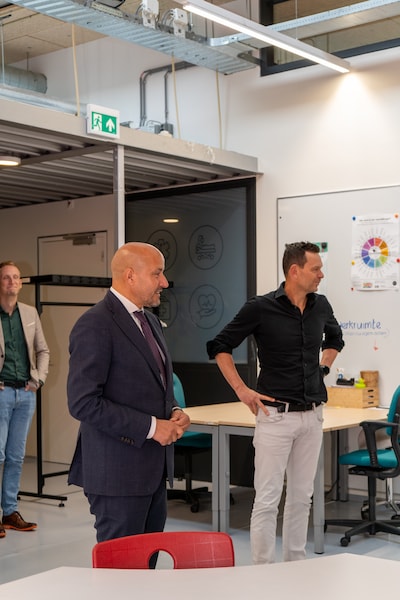 Burgemeester van Arnhem bezoekt Leerpark Arnhem en Kentalis voor inclusief onderwijs