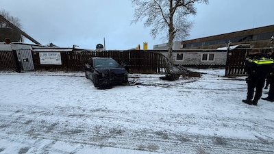 Slippertje tegen hekwerk seksclub in Almelo: ‘Een dure beurt’