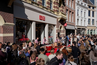 Honderden mensen in de rij voor een nieuwe kledingwinkel: Uniqlo opent filiaal in Utrecht