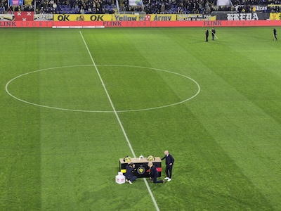 ‘We love you Remco, we do’: NAC-directeur toegezongen na ondertekenen stadiondeal met gemeente voora