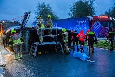 Bestelbusje met vrouw en hondje kantelt na botsing met vrachtwagen op Velperbroekcircuit