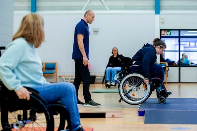 Doe jij even een wheelie? In deze sporthal leren ze ’t gewoon tussen de drempels en stoepranden