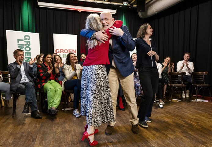 GroenLinks-PvdA-partijleider Frans Timmermans wordt gefeliciteerd door PvdA-partijvoorzitter Esther-Mirjam Sent nadat leden zich massaal voorstander toonden van een fusie.