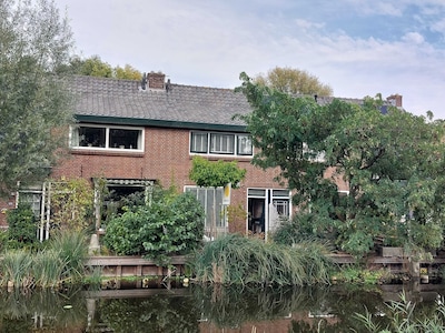 Gespot op Funda: dit huis aan het water verbergt een 30 meter lange achtertuin