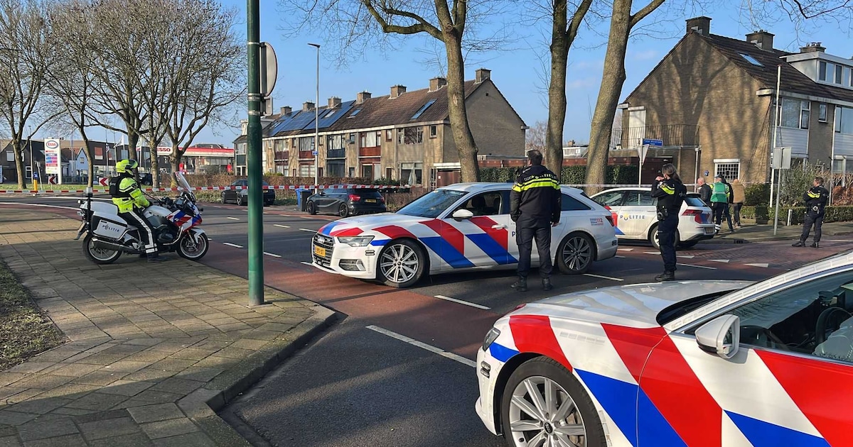 Politie massaal aanwezig bij tankstation in Woerden, helikopter cirkelt boven de stad