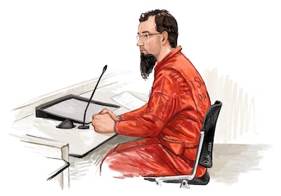 Activist krijgt gebiedsverbod na belagen ambassade, maar tijdens pauze in zijn rechtszaak staat hij 