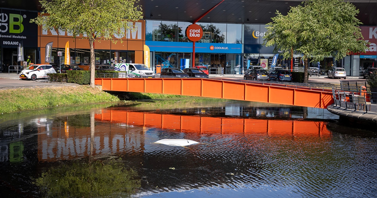 Auto rolt water in aan Cruquiusplein in Cruquius