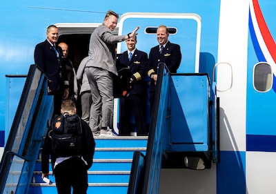 Tijd voor het echte werk: Nederlands elftal onderweg naar Verenigde Staten voor WK