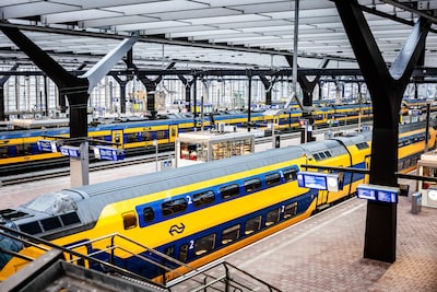 Trein op Rotterdam Centraal ontruimd na melding van explosief, persoon meegenomen door politie