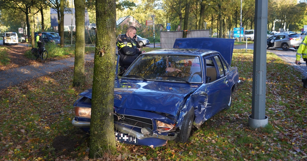 Forse schade bij botsing tussen twee auto’s: oldtimer eindigt tegen boom