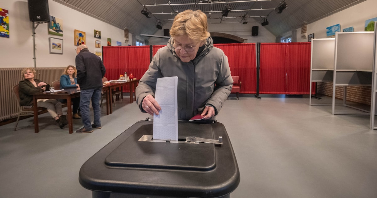 Gemoedelijke sfeer in het kleinste stembureau in Linden