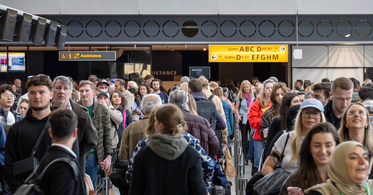 Lange rijen bij beveiligingscontrole Schiphol, luchthaven zet extra ...