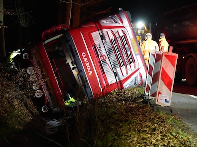 Grote truck vol melk kantelt in sloot bij Bussloo: nachtelijke bergingsoperatie