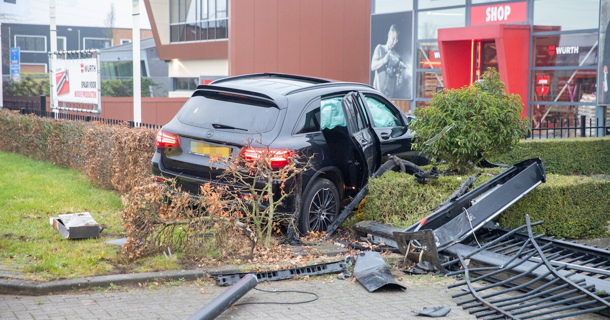 Automobilist ramt hekwerk uit de grond in Oud Gastel, vermoedelijk onder invloed