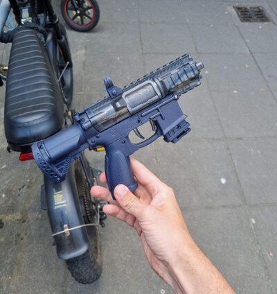 Dit is het waterpistool dat werd aangezien voor een écht wapen: ‘Moeten hier een les uit trekken’