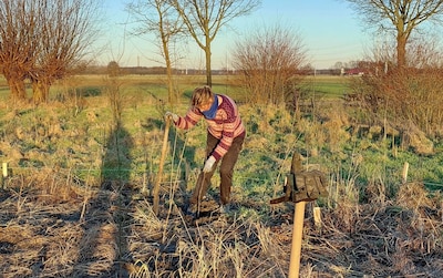 Beweging Liefde voor het Klimaat houdt excursie over natuur bij tuinderij in Wehl