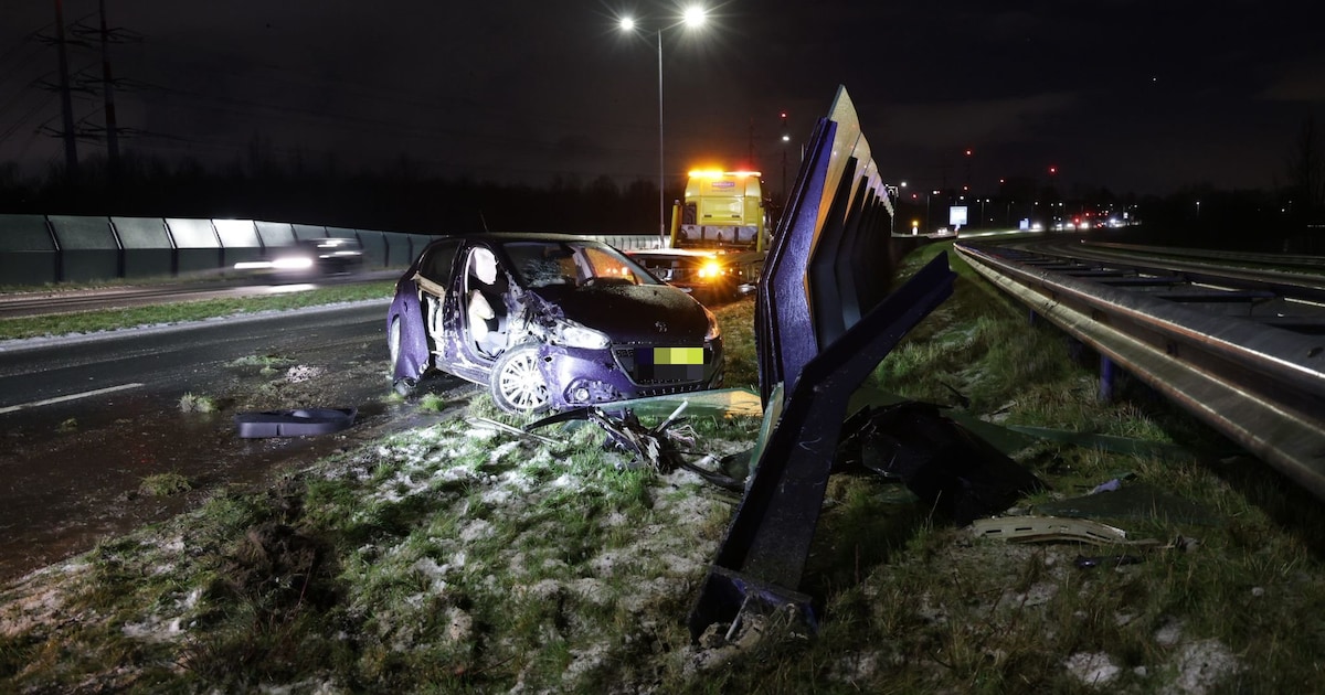 Auto raakt in slip op N205 bij Hoofddorp: forse schade
