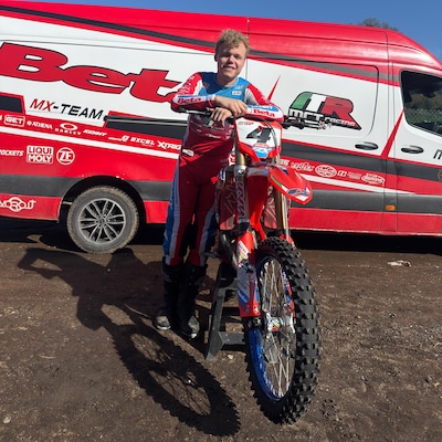 Het WK motocross is al begonnen, maar Tukker Rick Elzinga wacht nog op zijn debuut: ‘Hoop er in Zwit