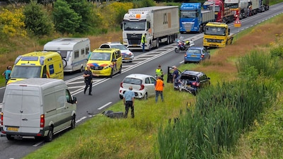 Bestuurder bestelbus ziet stilstaande file over het hoofd omdat hij te hard reed en met telefoon bez