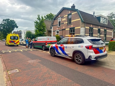 Jongen botst tegen bestelbus nadat fietsketting breekt in Apeldoorn