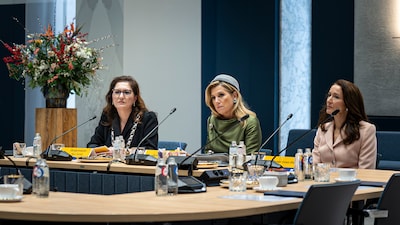 Finse presidentsvrouw en koningin in Rijswijk voor aanpak femicide: ‘Gelijkheid, maar veel vrouwenmo