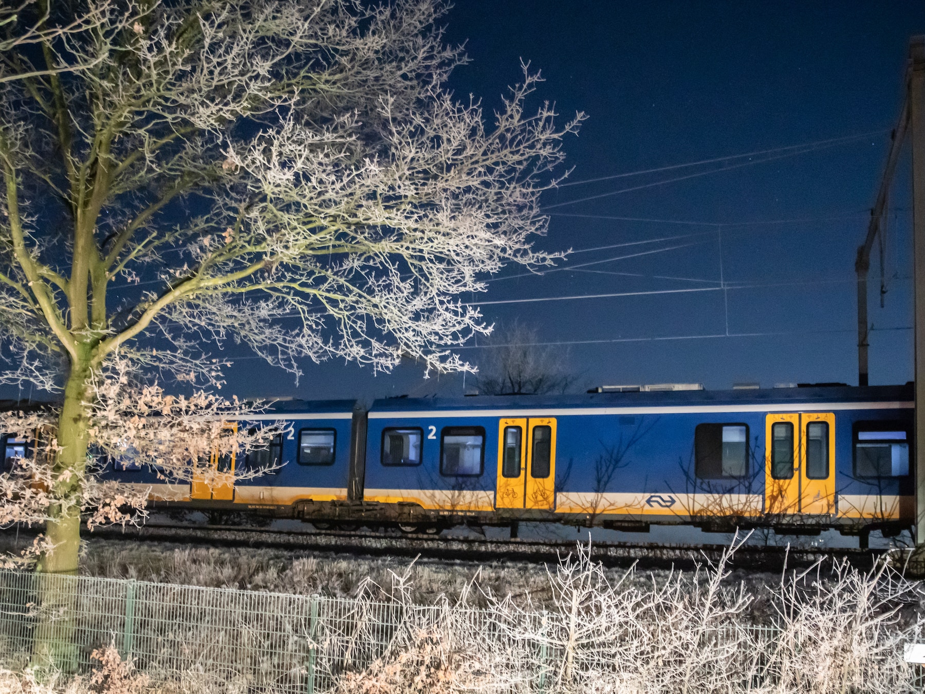 Vertragingen op spoor en gestrande trein door rijp op de bovenleiding