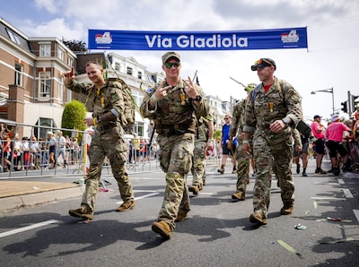 Militair die voor het eerst meedoet komt 0,2 kilo bepakking te kort, marsleider Vierdaagse is onverbiddelijk