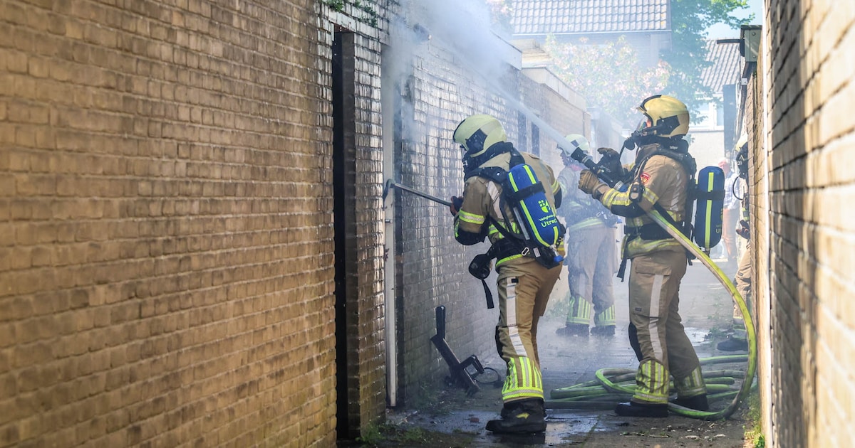Uitslaande brand in schuur aan het Meidoornhof in Leusden