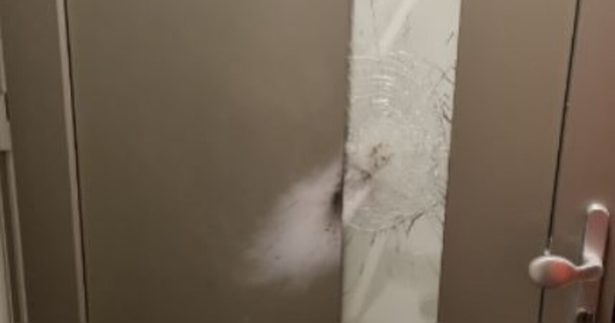 Explosief beschadigt voordeur woning in Den Burg, politie op zoek naar getuigen