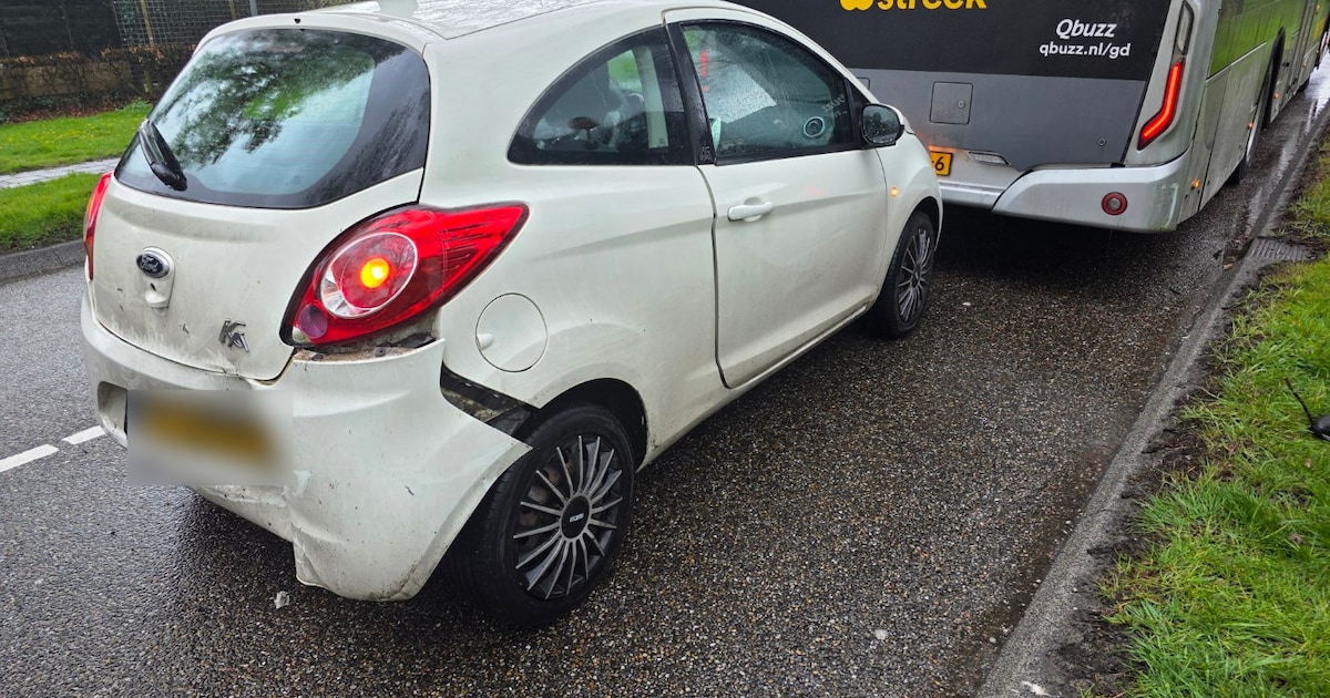 Auto botst op Qbuzz in Borger