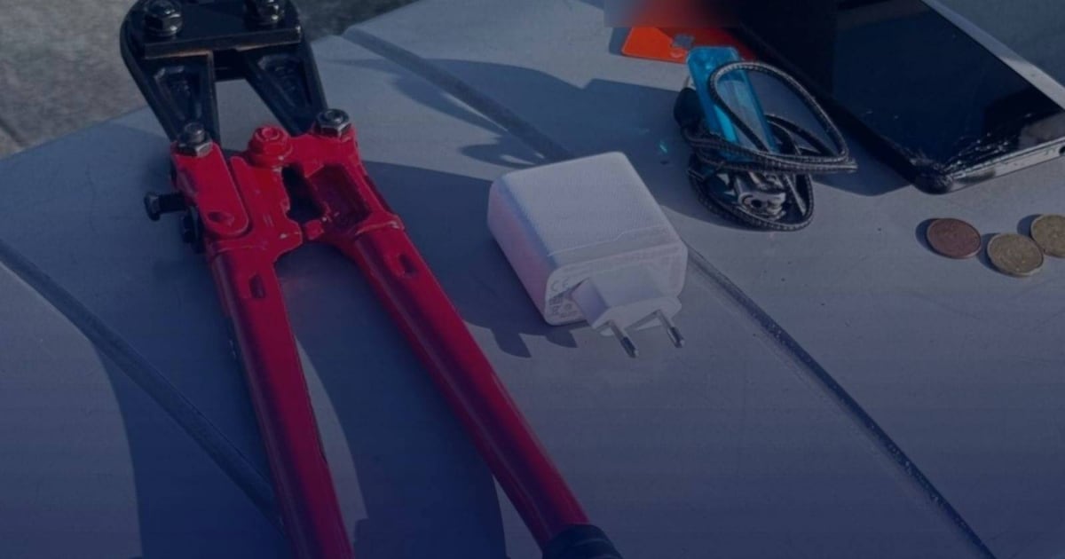 Man met betonschaar toont iets te veel interesse in fietsen bij metrostation en wordt aangehouden