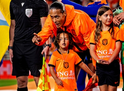 Virgil van Dijk emotioneel na zijn 100ste interland: ‘In de kleedkamer had ik het best wel moeilijk’