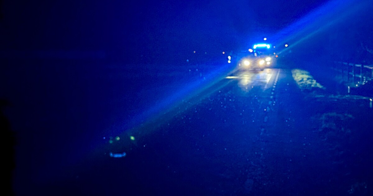 Weg in Enter bezaaid met glas na aanrijding tussen auto en fietser, automobilist gaat ervandoor | 11