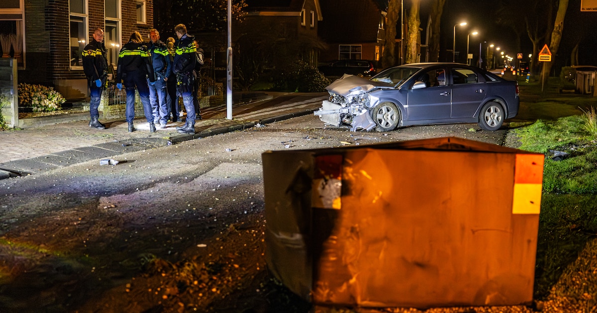 Auto in de kreukels na botsing tegen wegversmalling op Breewei in Tijnje