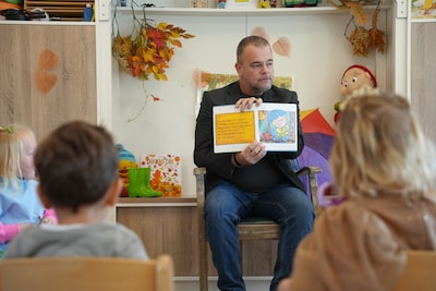 Wethouder leest peuters voor tijdens Kinderboekenweek in Bunschoten