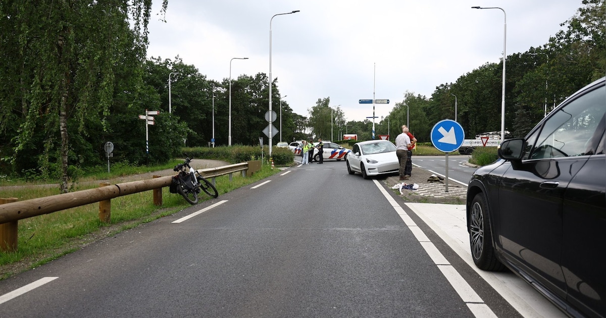 Fietser in botsing met auto in Wilbertoord, traumahelikopter gealarmeerd