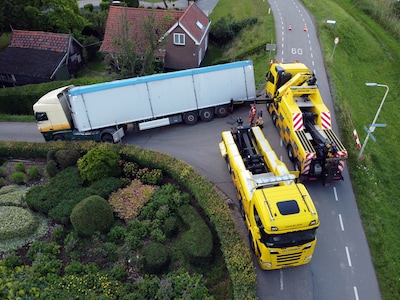 Vrachtwagen met 29.000 kilo houtsnippers raakt van de weg op smalle dijk, chauffeur voorkomt erger