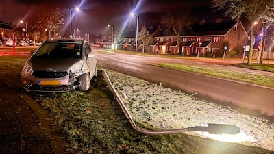 Automobilist laat auto achter na omverrijden lantaarnpaal in Oss