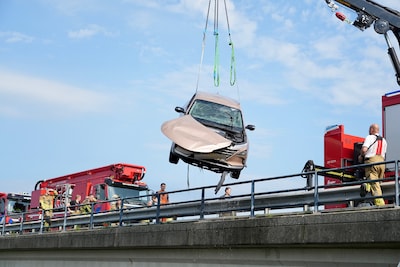 Auto belandt in water naast A59 bij Raamsdonk, bestuurder zwemt naar kant