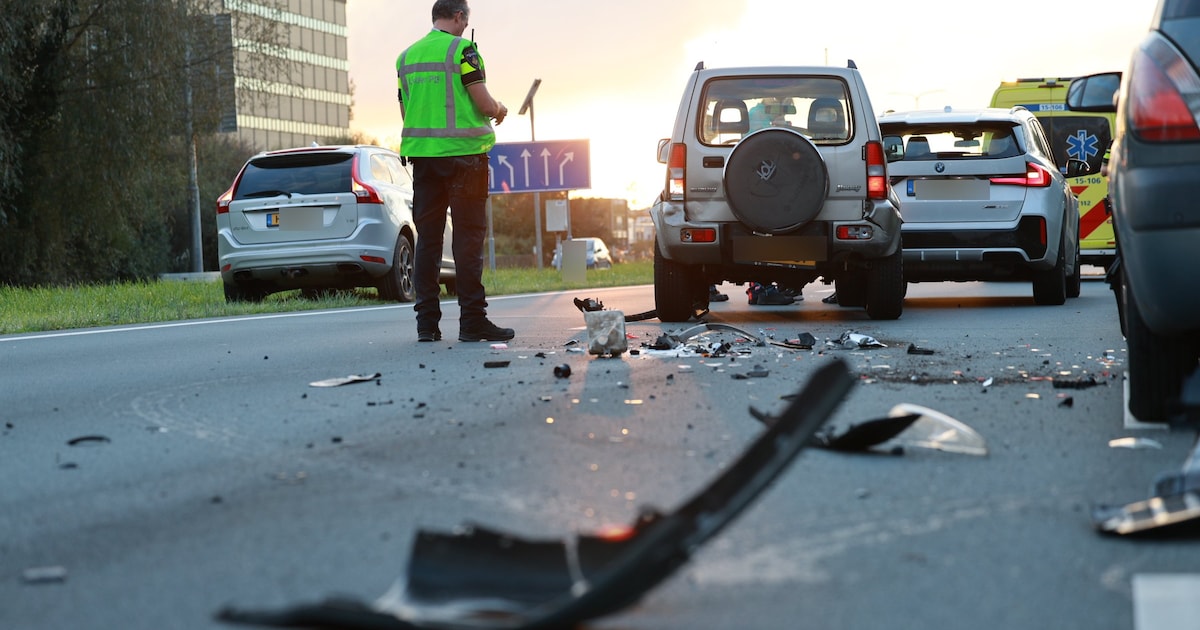 Vier auto’s betrokken bij kop-staartaanrijding op Kruithuisweg in Delft