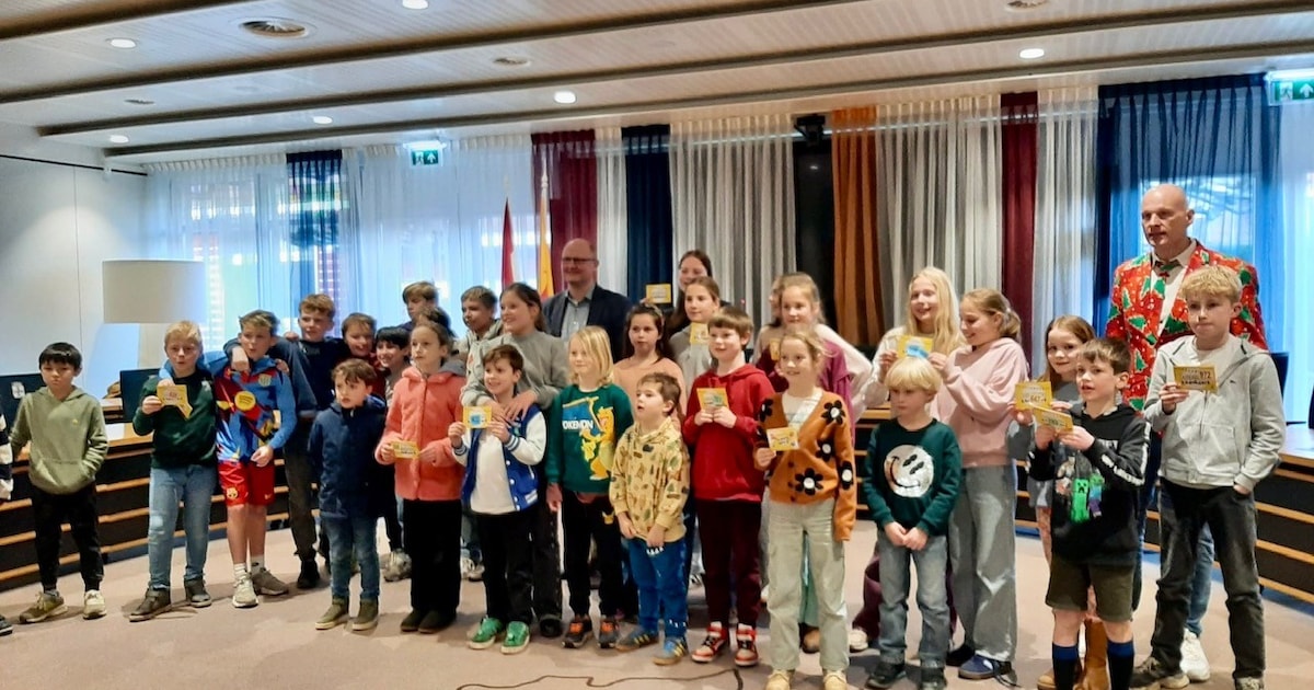 Kinderen ontvangen prijs van wethouder voor inleveren van kerstbomen in Oegstgeest