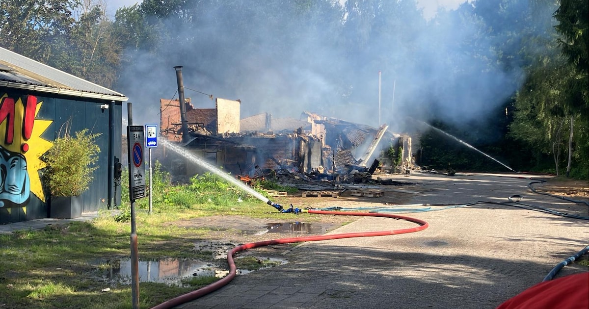 Gasfles ontploft bij grote brand in voormalige parenclub Lelystad, fietspaden en wegen afgesloten