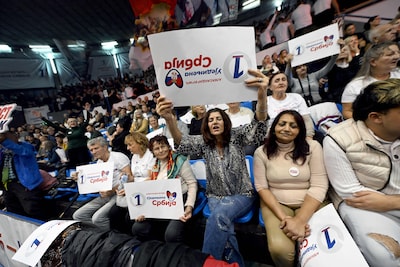 Bij de verkiezingen in Servië staat er voor heel Europa veel op het spel: lukt het de studenten om corrupte oud-president voorgoed te verjagen?
