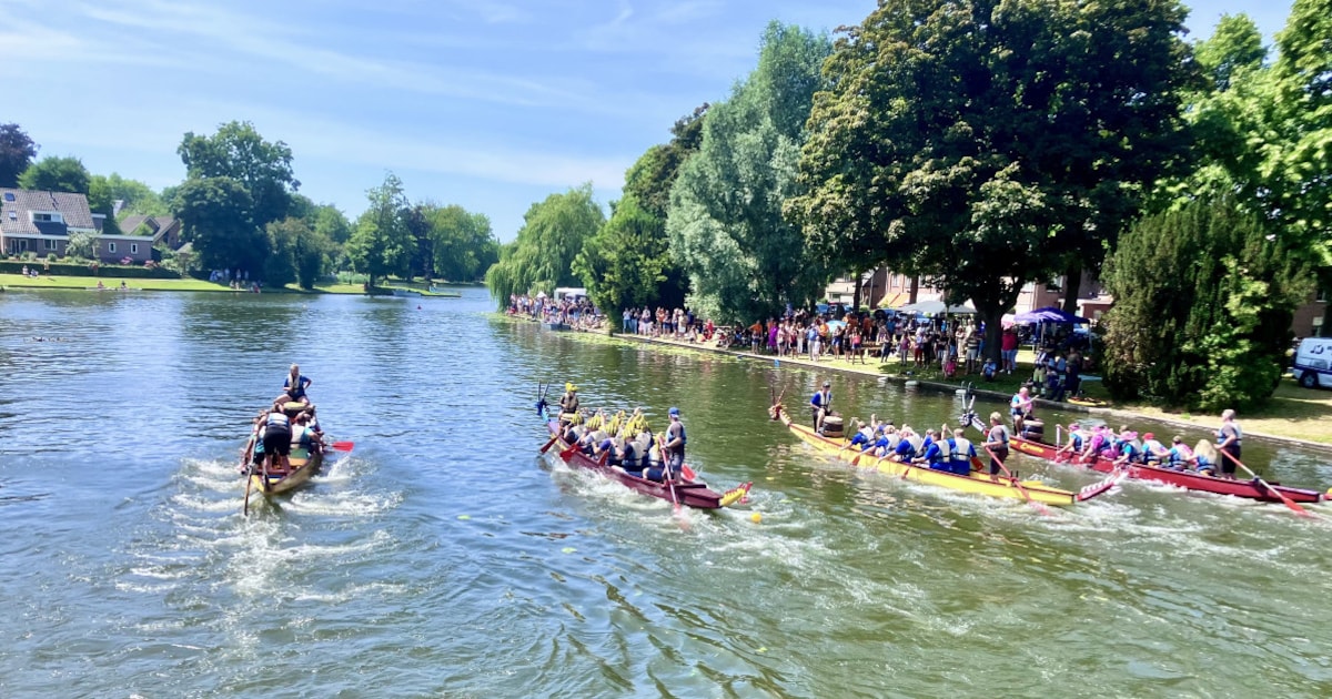 Zien! Chinese drakenboten met trommelaars racen op de Singel