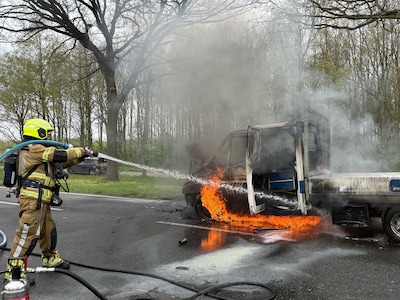 Bestelbus vat vlam na tanken van verkeerde brandstof, N65 dicht richting Tilburg