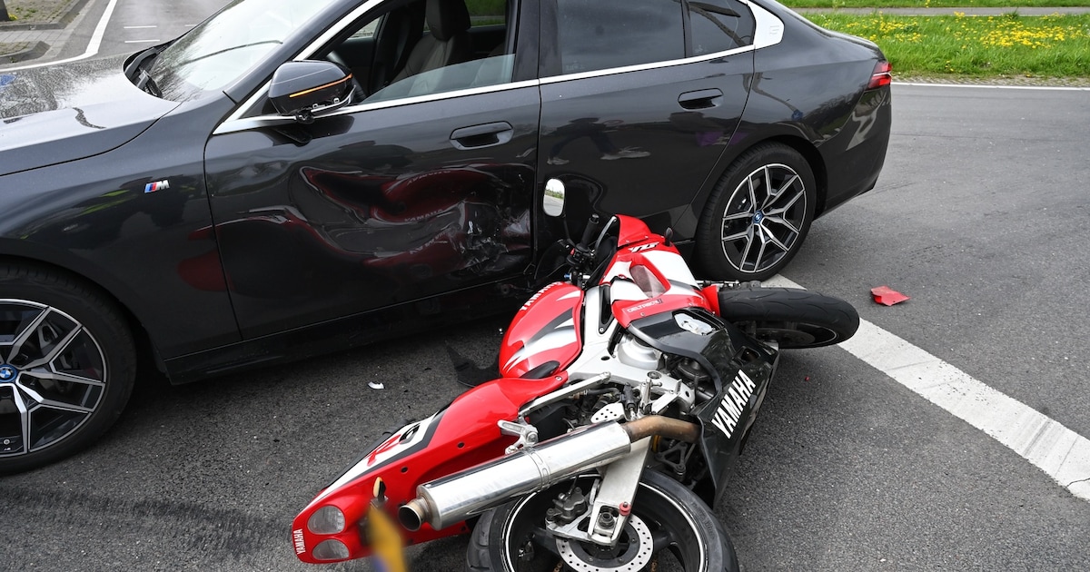 Motor botst hard tegen zijkant van auto op de N484 in Schoonrewoerd