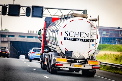 Trucker beledigt planner in appgroep en rijdt rond met verlopen rijbewijs: nu wil z’n baas van hem a