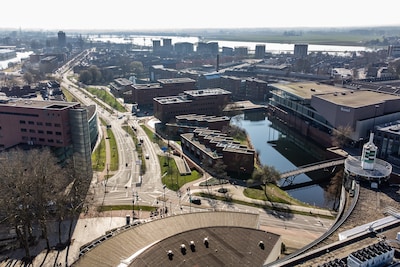Weg moet dicht, tienduizenden euro’s door het putje in Deventer (en vet is de oorzaak)