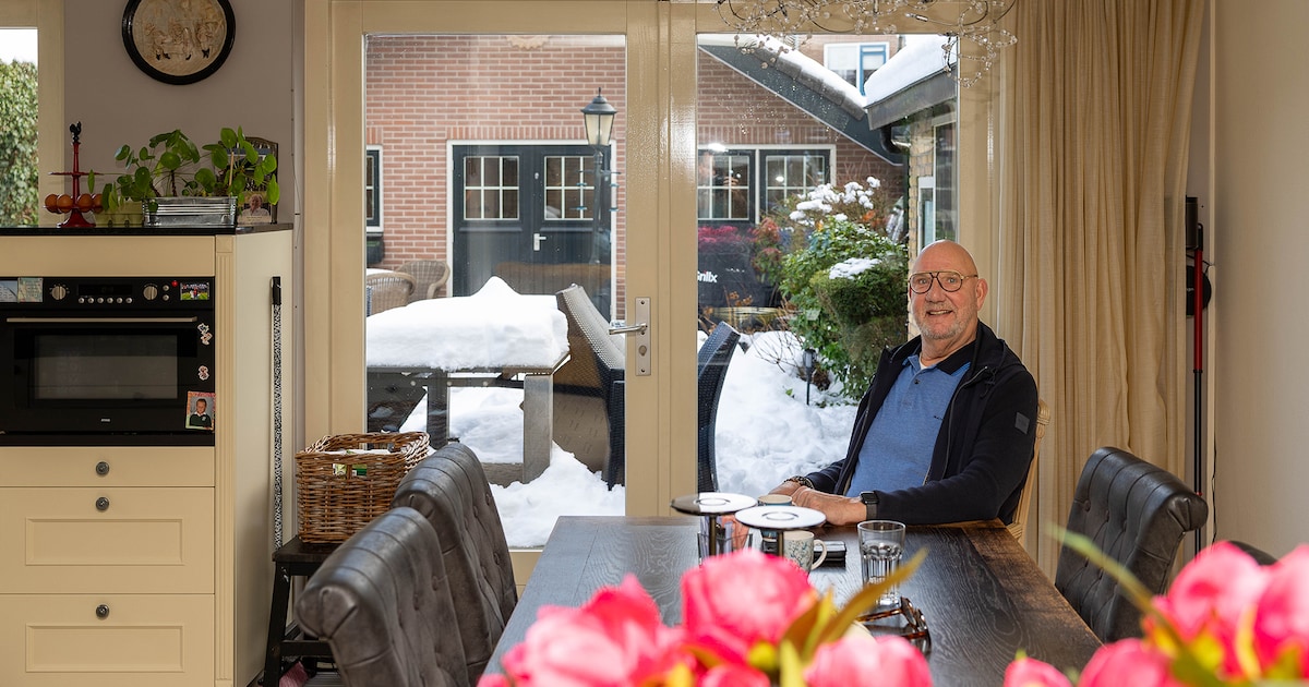 Joop verlaat ‘eerste huis’ waar hij 52 jaar met groot plezier woonde, in de gezelligste straat van S