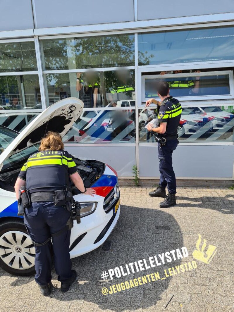 Agenten in Lelystad zien ‘bijzondere lifter’ hun auto in kruipen ...